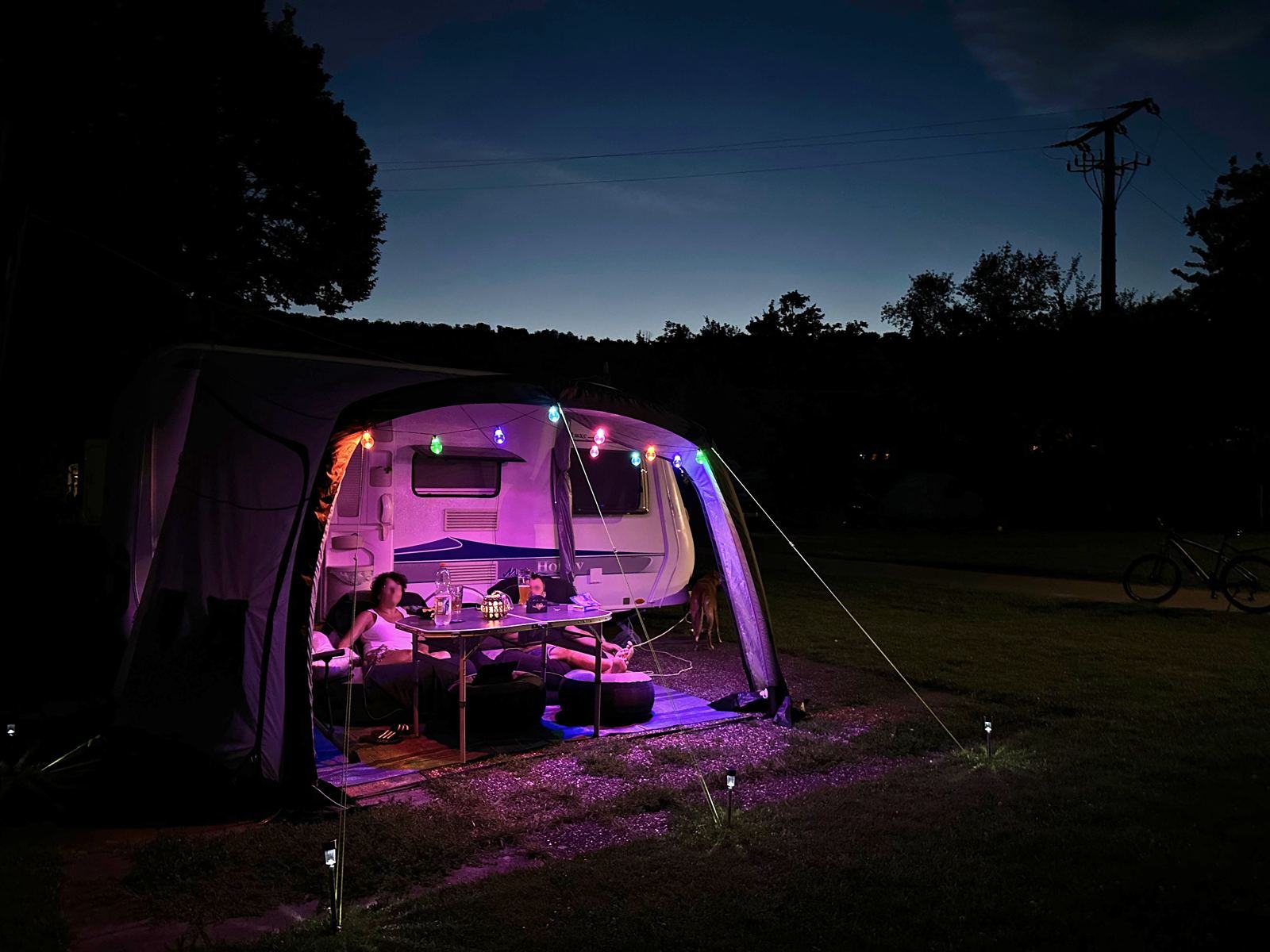 Zelt bei Nacht auf dem Campingplatz